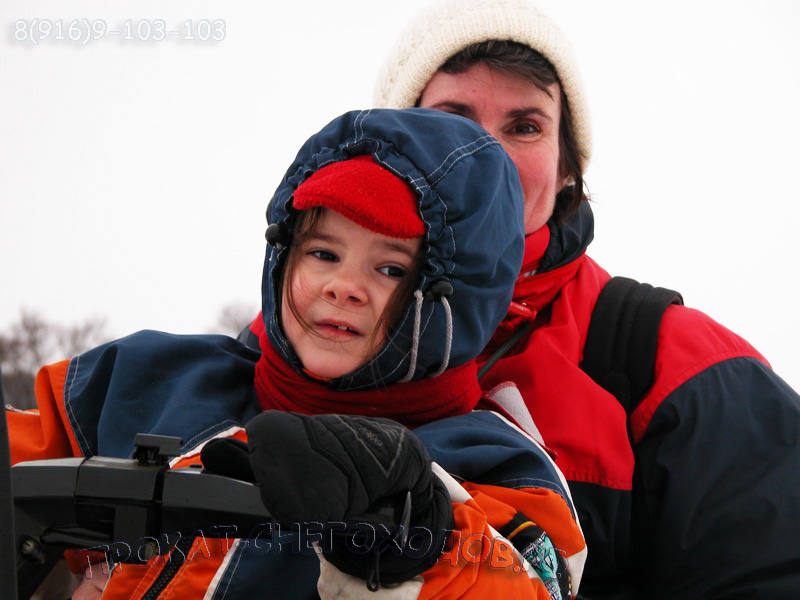 Только искренние эмоции и природный румянец ждут вас во время катания на снегоходах всей семьей!